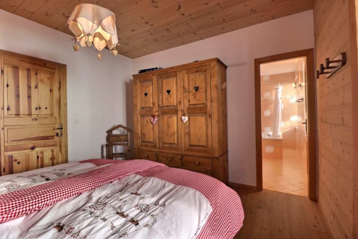 Rustikales Schlafzimmer mit Holzinterieur