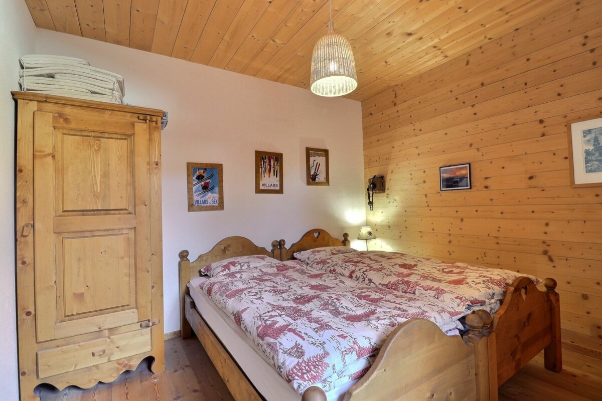 Gemütliches Schlafzimmer mit Holzverkleidung