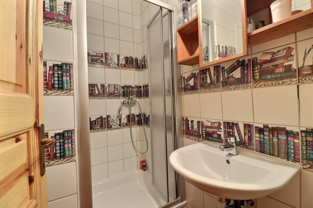 Badezimmer mit Dusche und Waschbecken