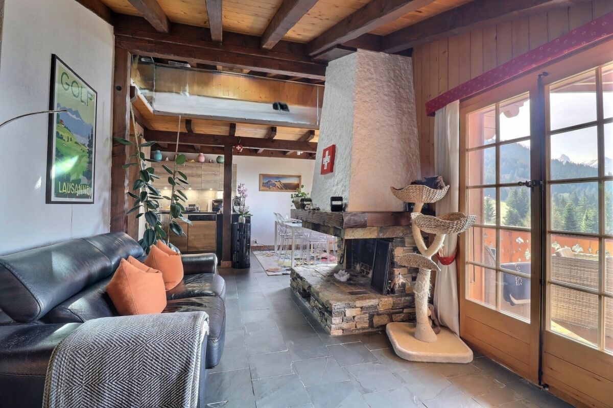 Gemütliches alpines Wohnzimmer mit Kamin und Bergblick