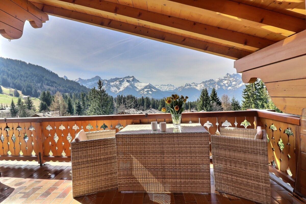Balkon mit Bergpanorama