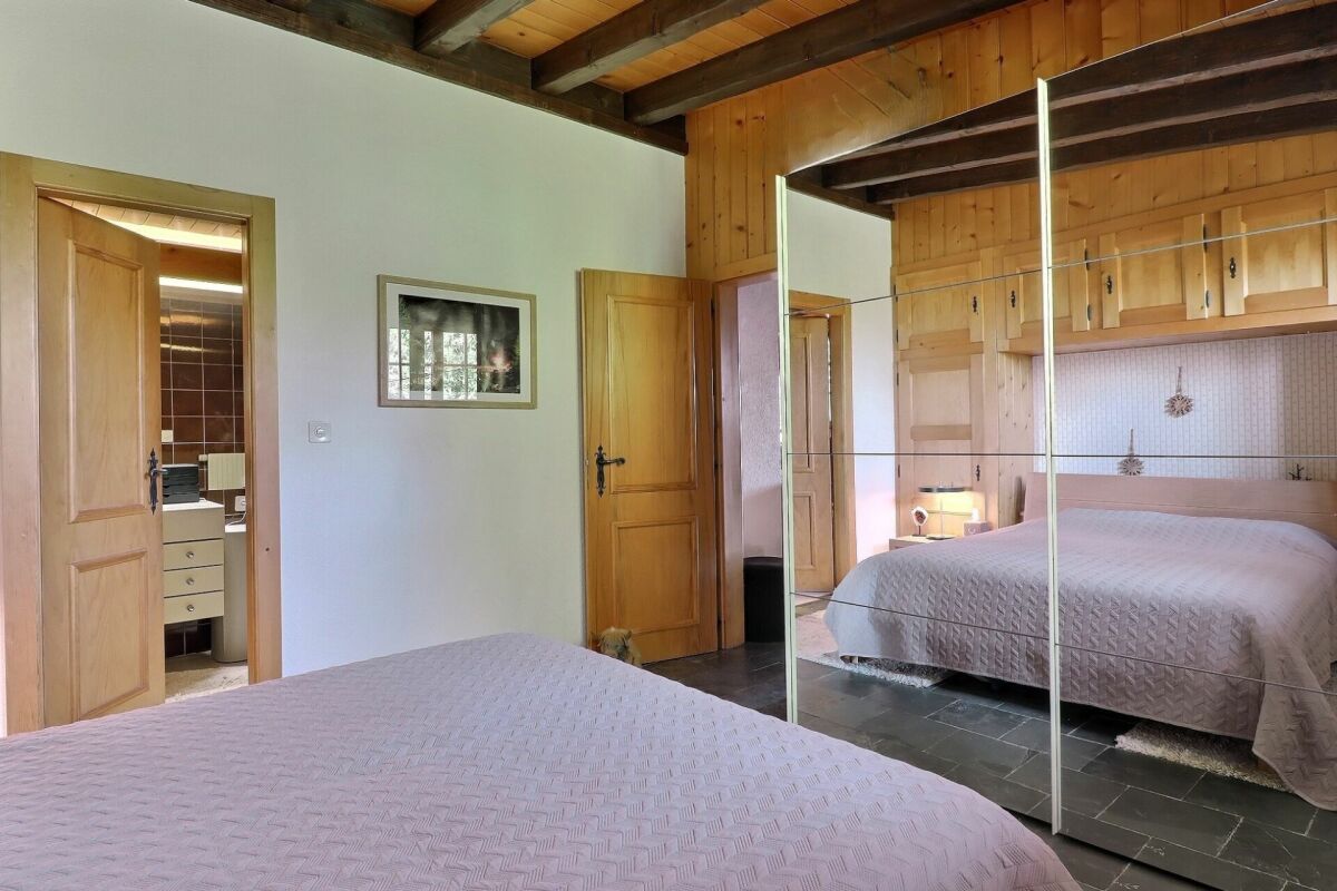 Schlafzimmer mit Holzdecken und Spiegelkleiderschrank