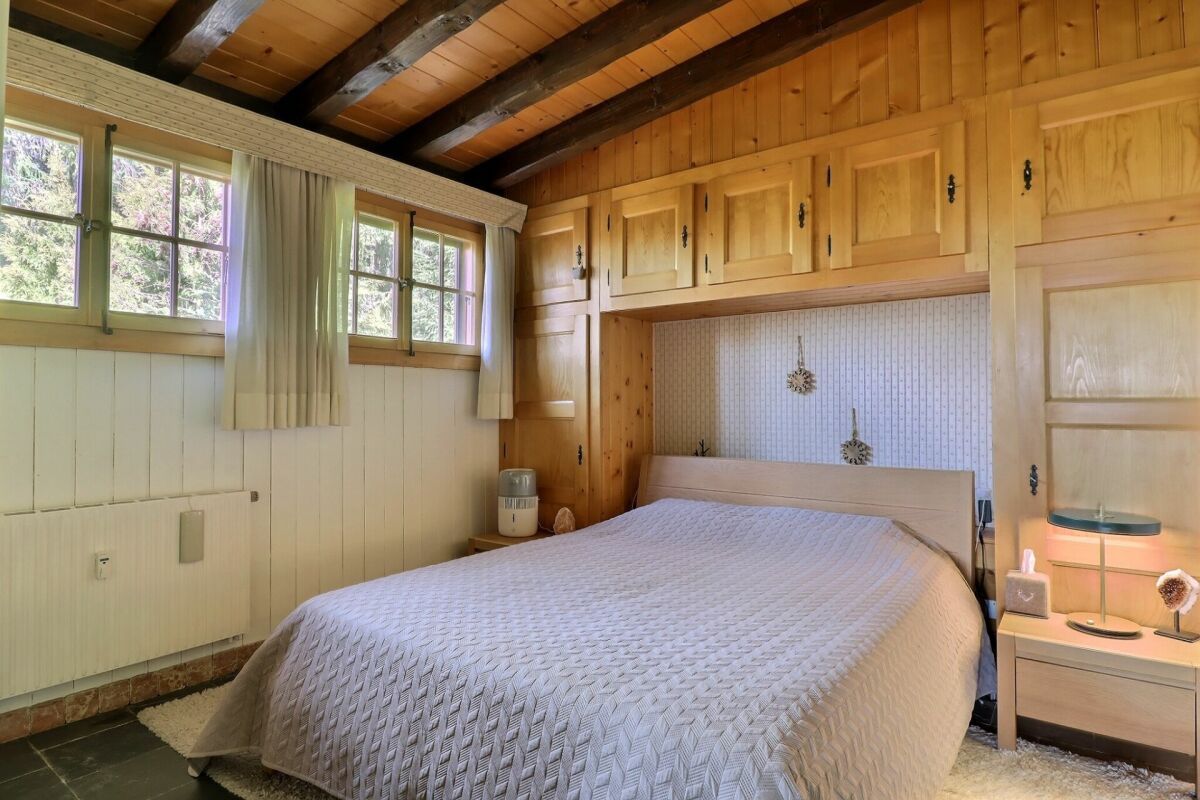 Gemütliches Schlafzimmer mit viel Holz