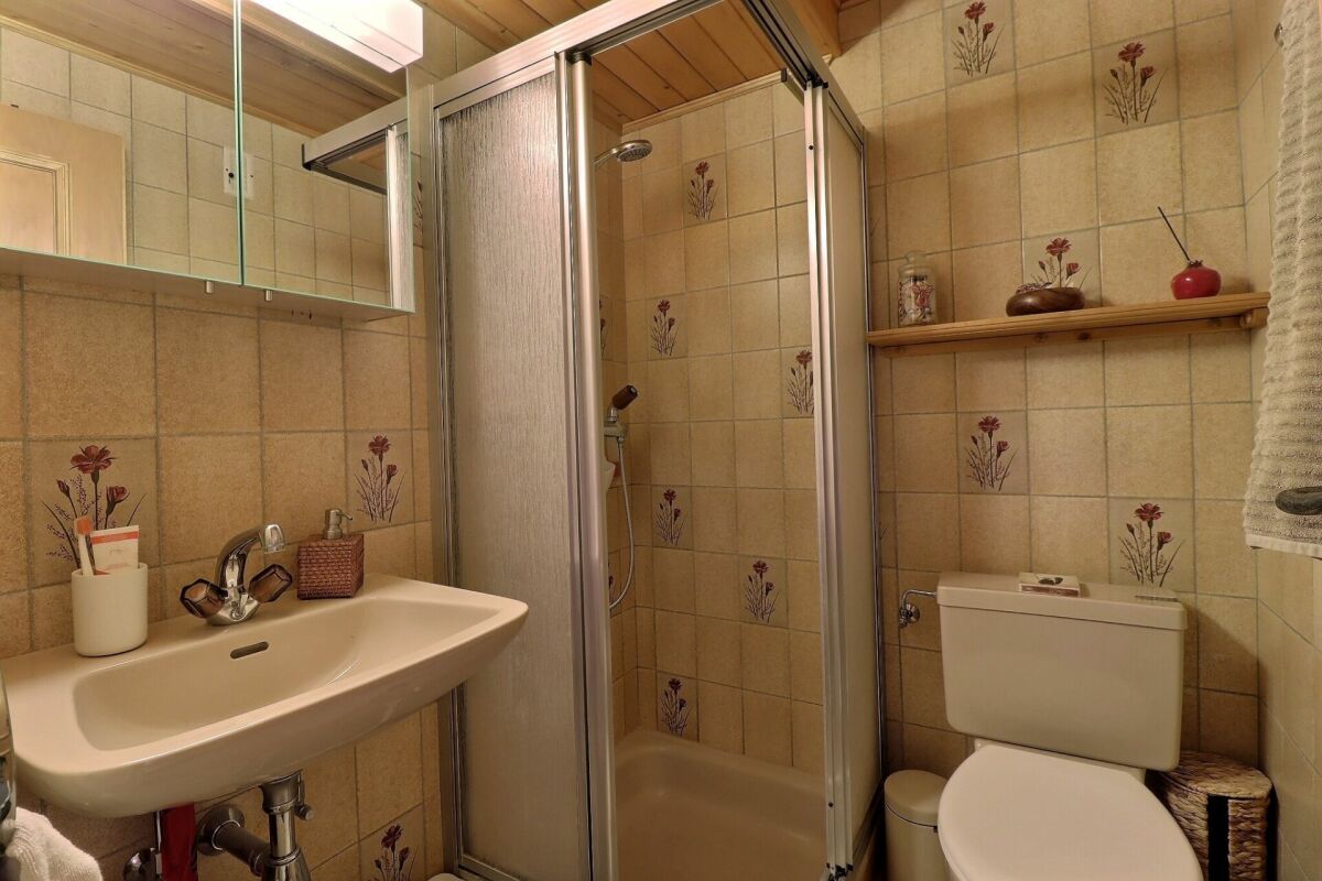 Kleines Badezimmer mit Dusche und WC