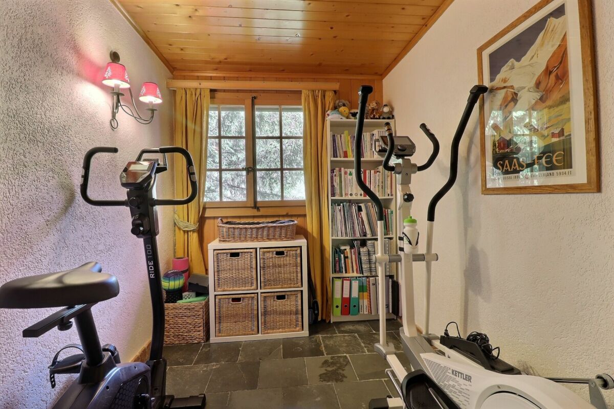 Fitnessraum im Holzhaus mit Blick ins Freie