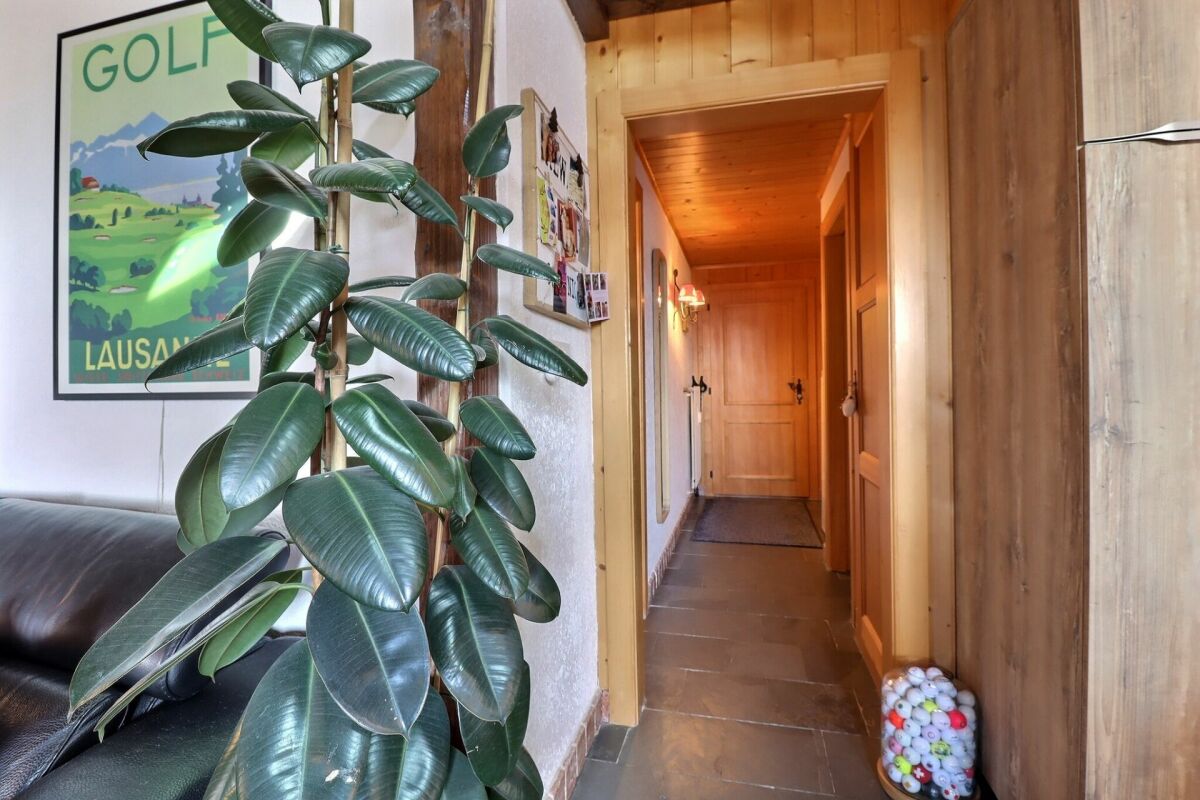 Flur mit Holzverkleidung und Wohnbereich