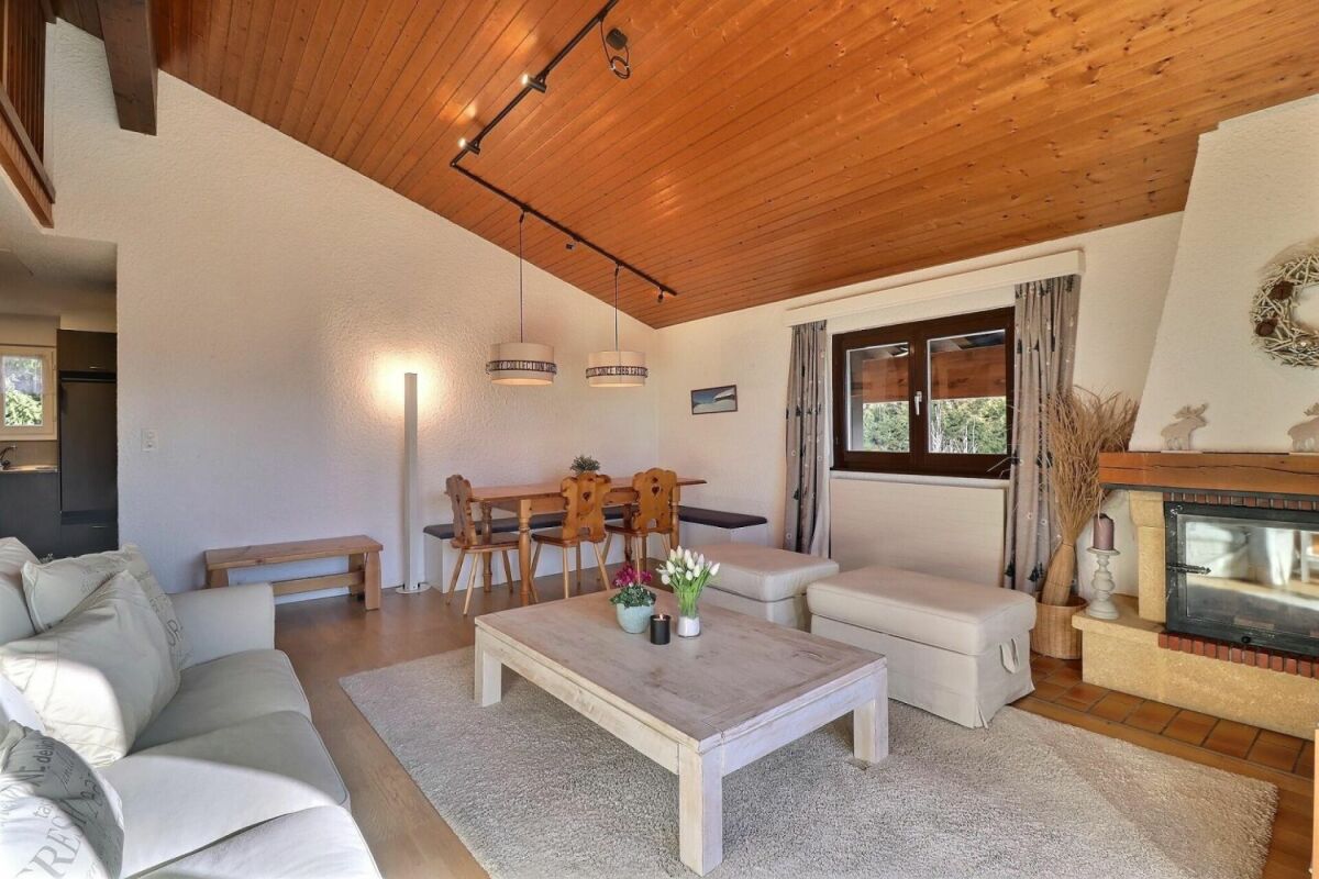 Gemütliches Wohnzimmer mit Essecke und Kamin