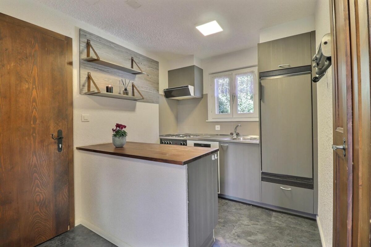 Kleine moderne Küche mit Holzdetails