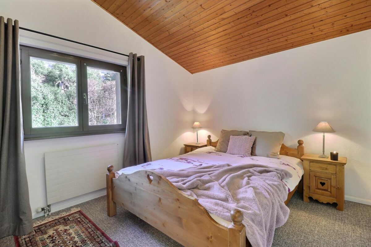 Gemütliches Schlafzimmer mit Holzdecke