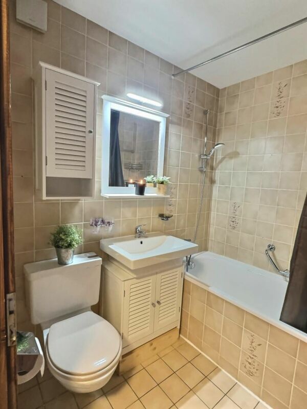 Badezimmer mit Wanne und WC