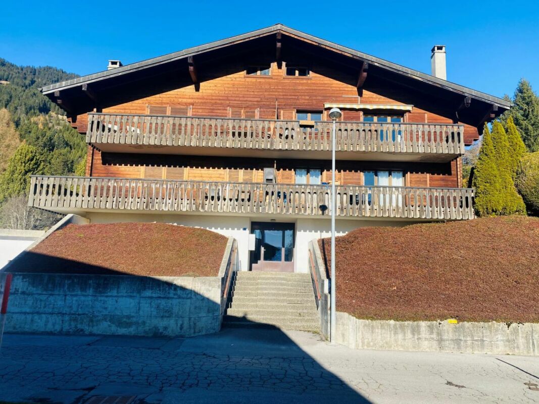 Alpen-Chalet mit Holzfassade und Balkonen