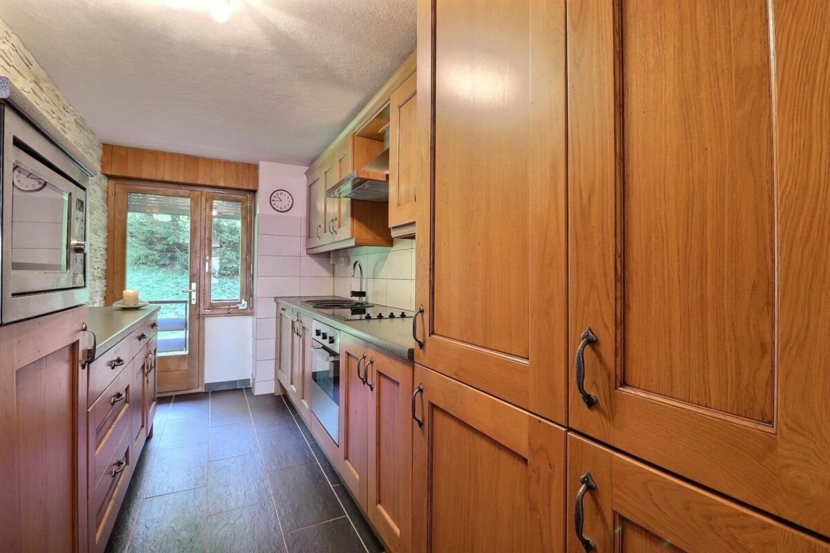 Schmale Landhausküche mit Holzfronten