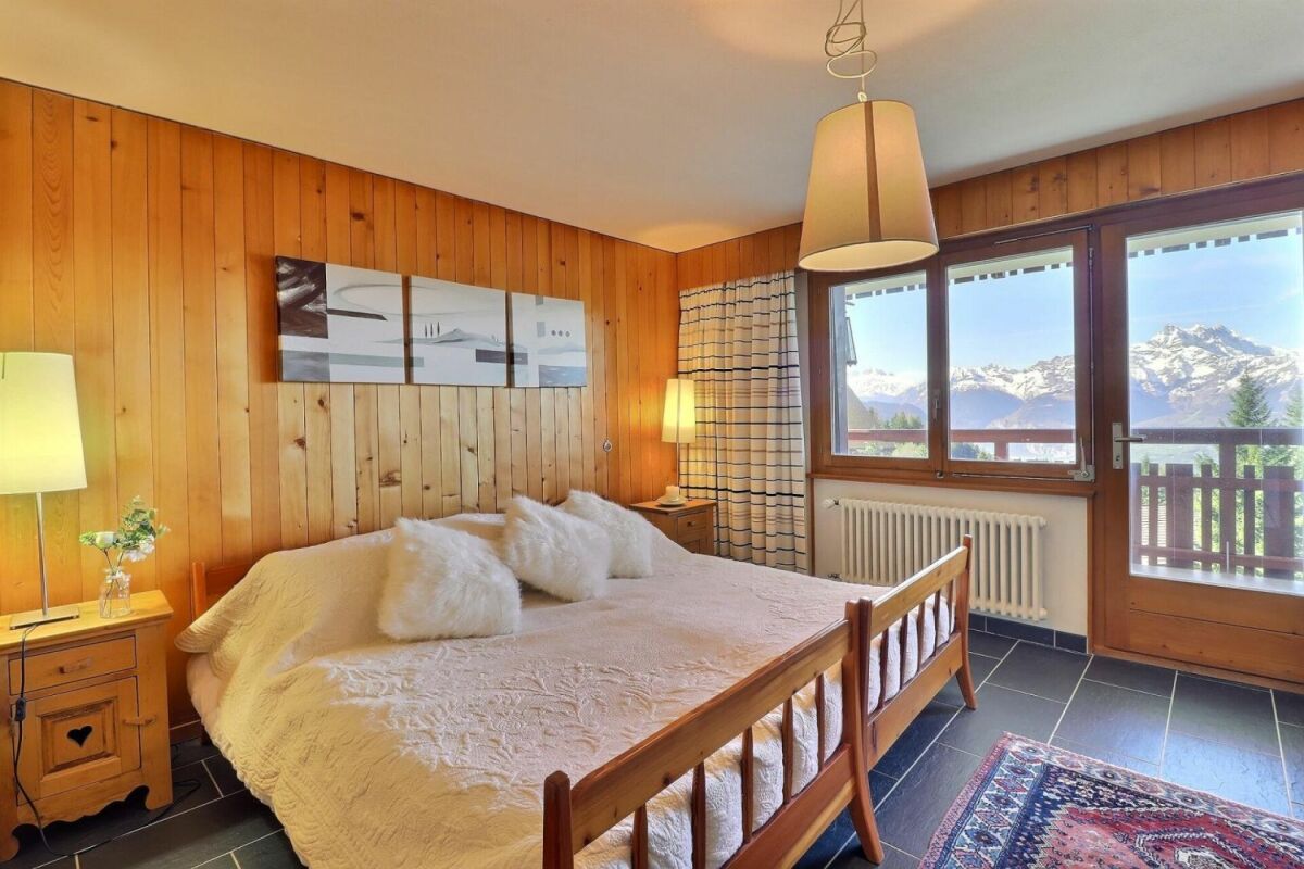 Gemütliches Schlafzimmer im Chalet-Stil mit Bergblick