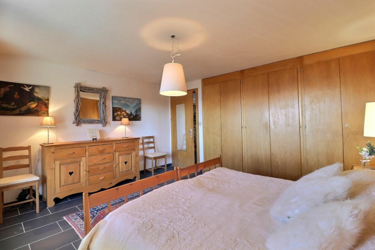 Helles Schlafzimmer mit Holzschrankwand