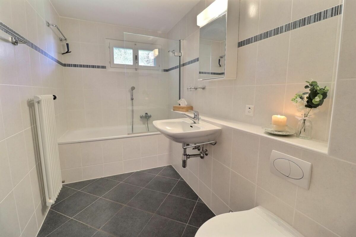 Helles Badezimmer mit Wanne und Duschbereich