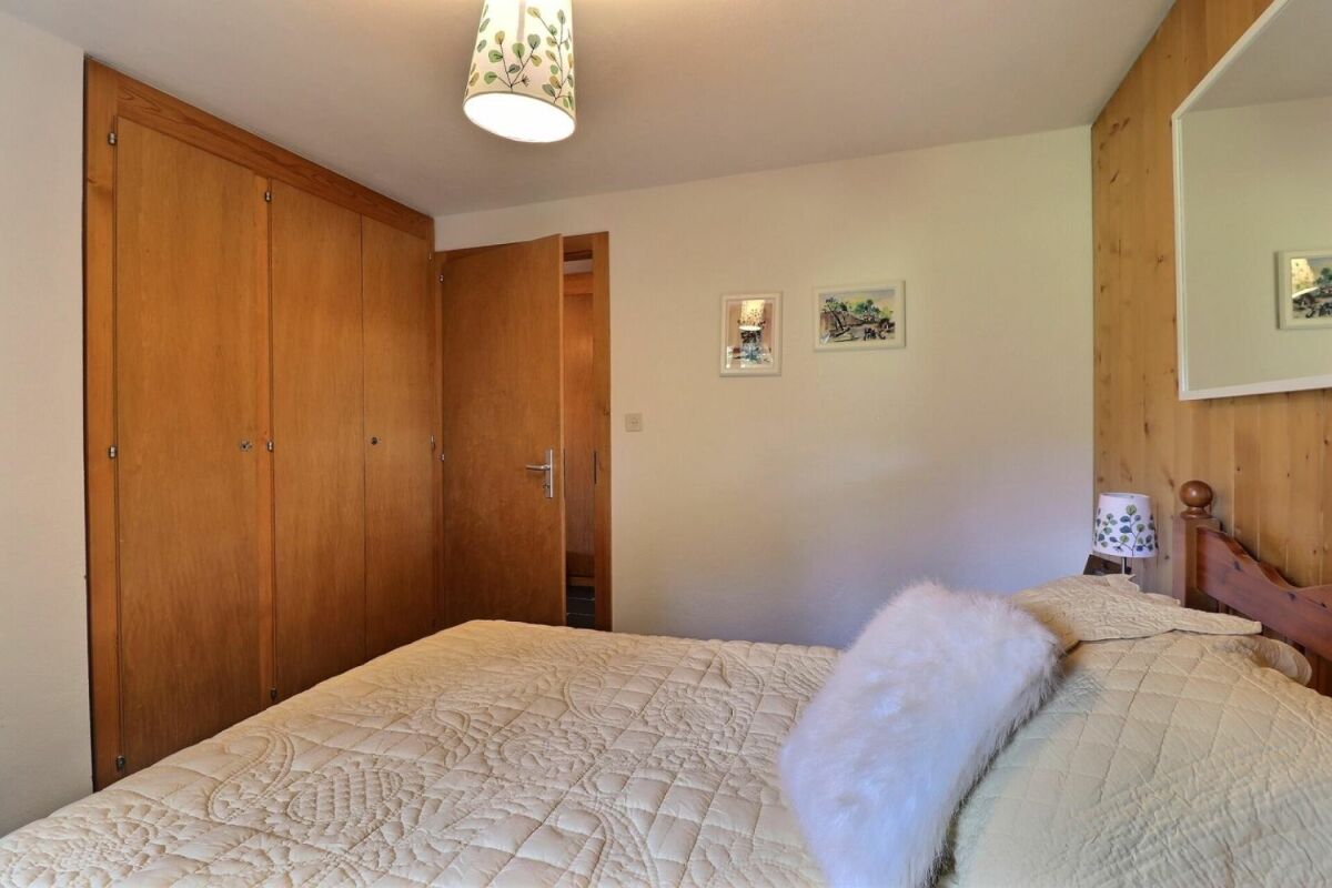 Gemütliches Schlafzimmer mit Holzschrankwand