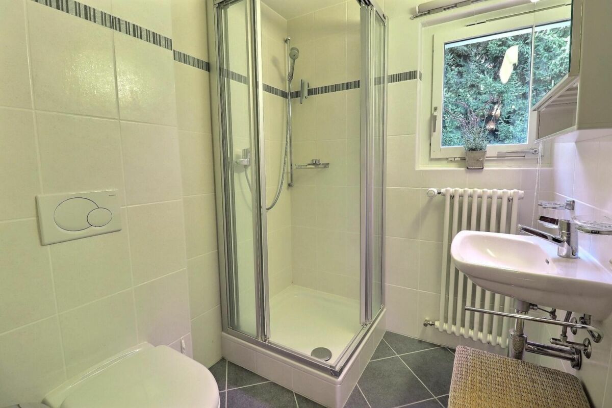 Modernes Badezimmer mit Dusche und Fenster