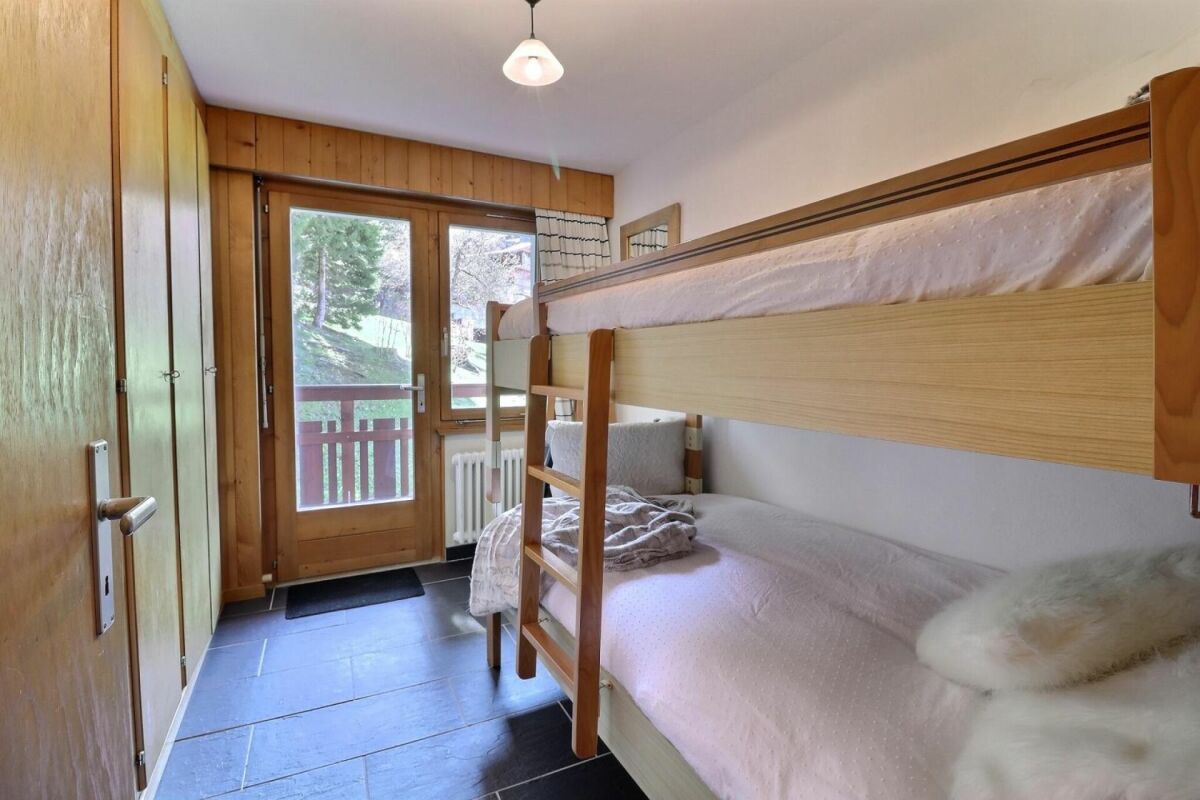 Kinderzimmer mit Etagenbett und Balkonzugang