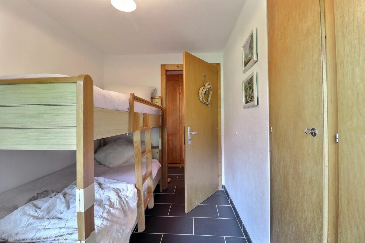 Etagenzimmer mit Etagenbett und Flur