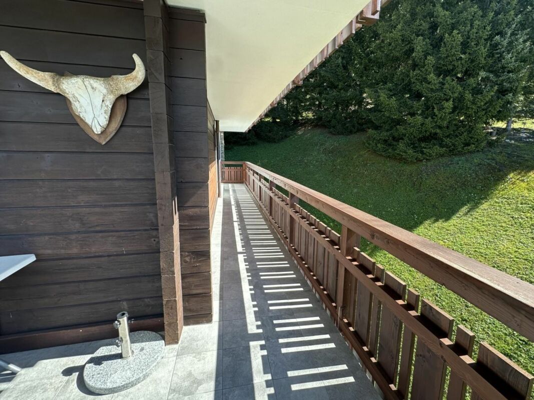 Balkon mit Holzbrüstung und Waldblick