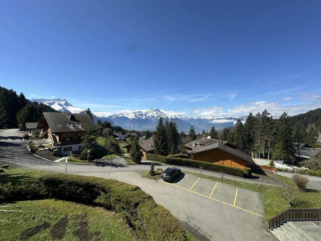 Bergblick mit Chalet-Siedlung