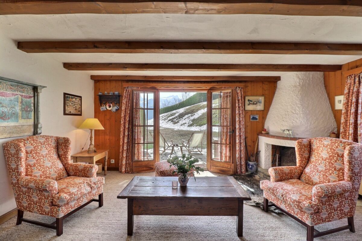 Gemütliches Chalet-Wohnzimmer mit Bergblick