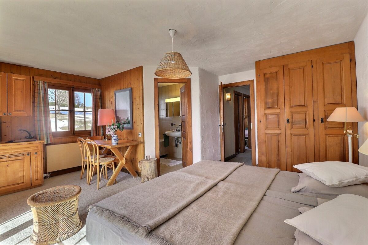 Rustikales Schlafzimmer mit Holzvertäfelung