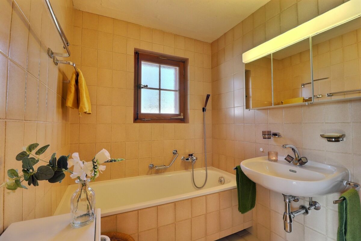 Badezimmer mit Badewanne und Waschbecken