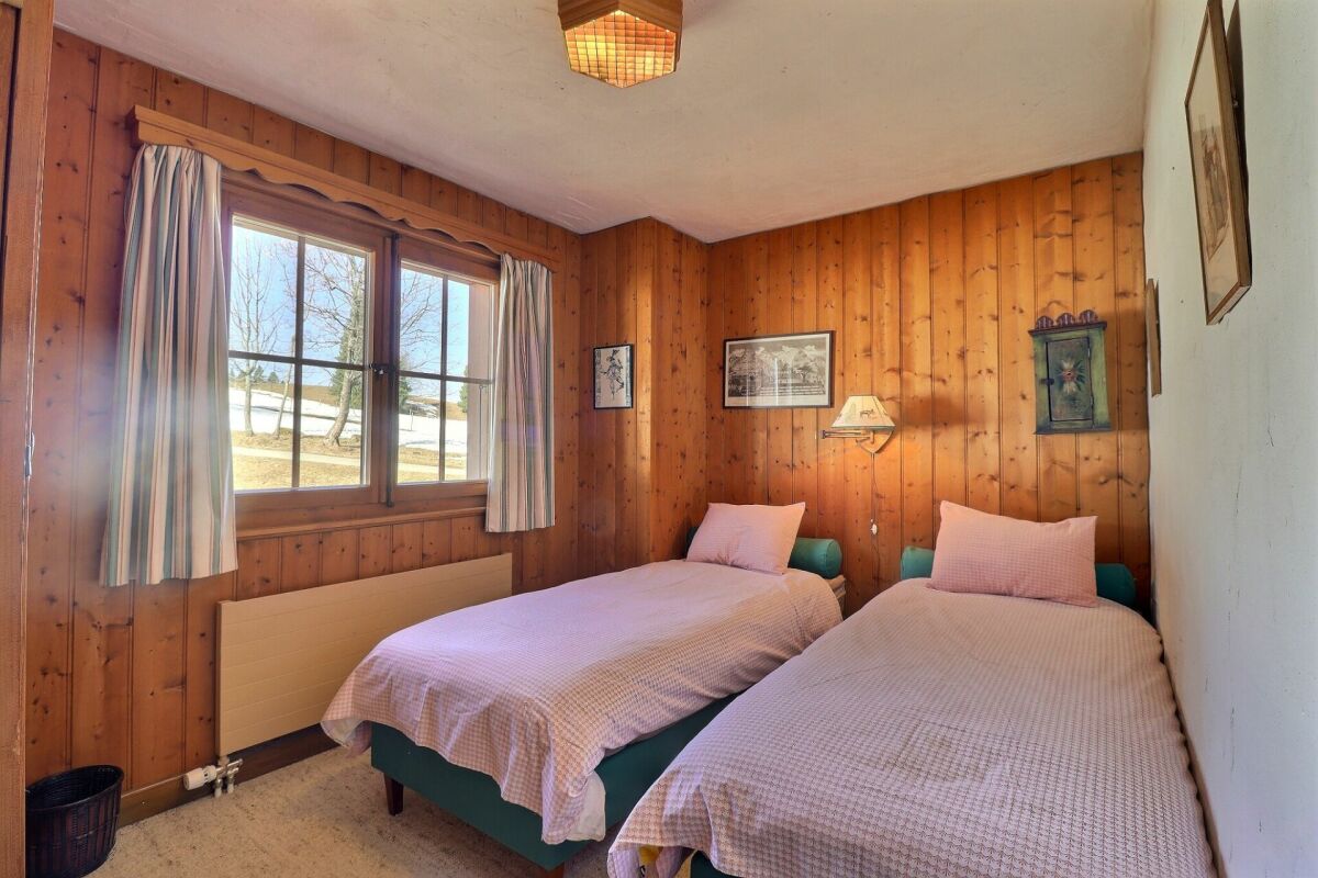 Gemütliches Schlafzimmer mit Holzvertäfelung