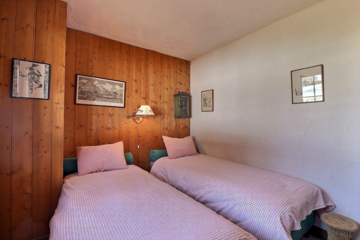 Gemütliches Schlafzimmer mit zwei Einzelbetten