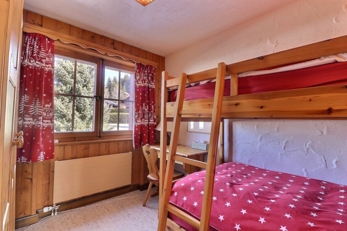 Gemütliches Kinderzimmer mit Etagenbett
