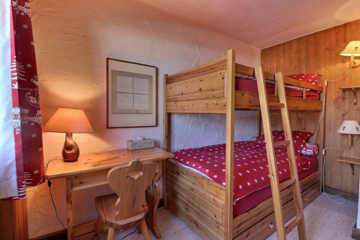 Gemütliches Schlafzimmer mit Etagenbett