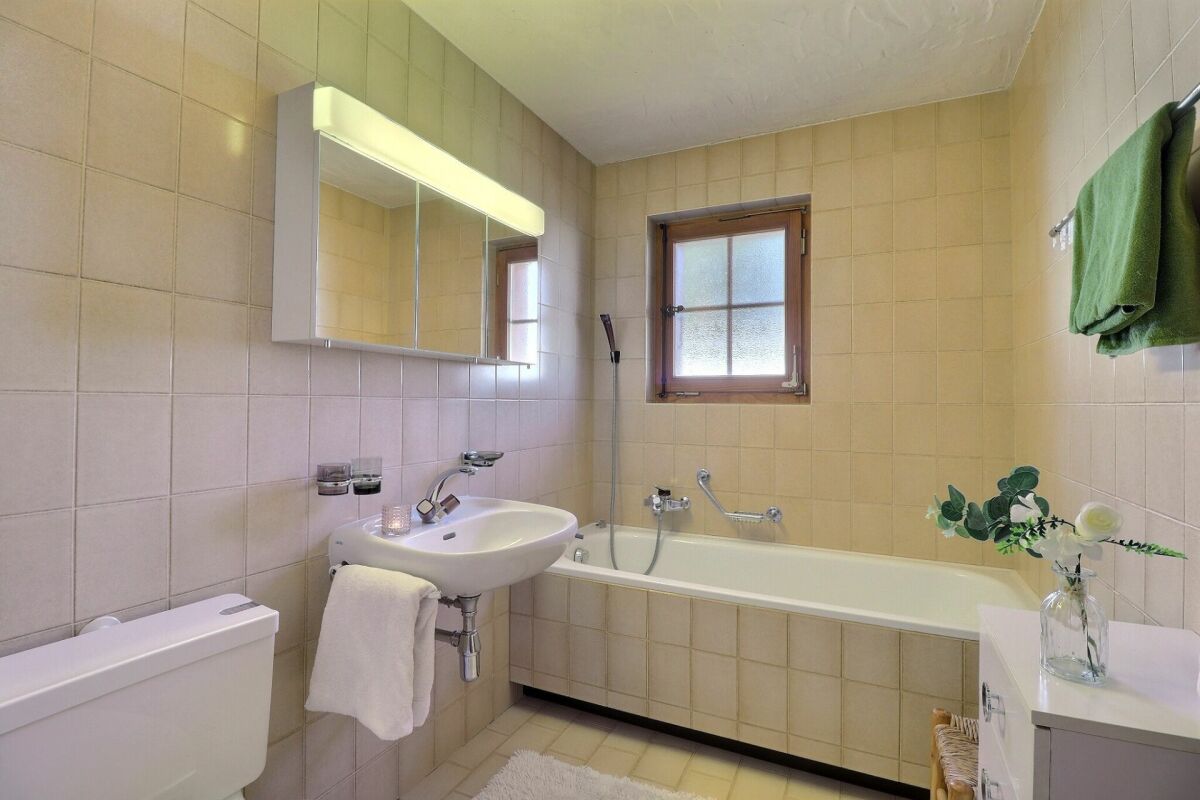 Badezimmer mit Badewanne und Waschbecken