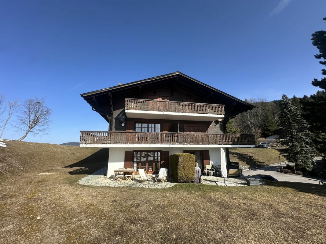 Holzchalet mit Balkonen und Garten