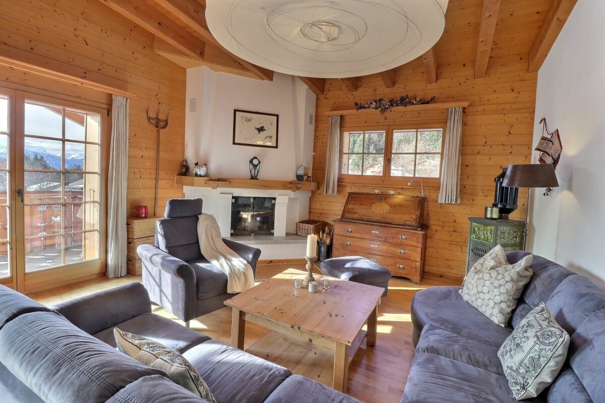 Gemütliches Chalet-Wohnzimmer mit Kamin und Bergblick