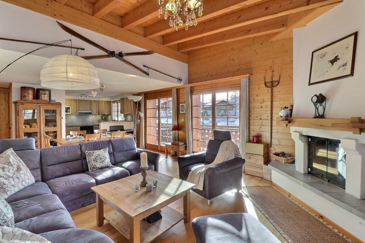 Gemütliches Wohnzimmer mit Chalet-Charakter und Kamin