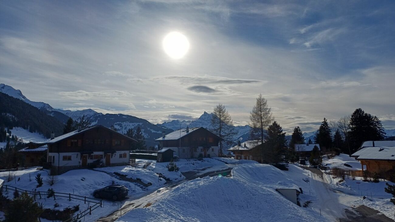 Winterliche Alpenlandschaft mit Chalets