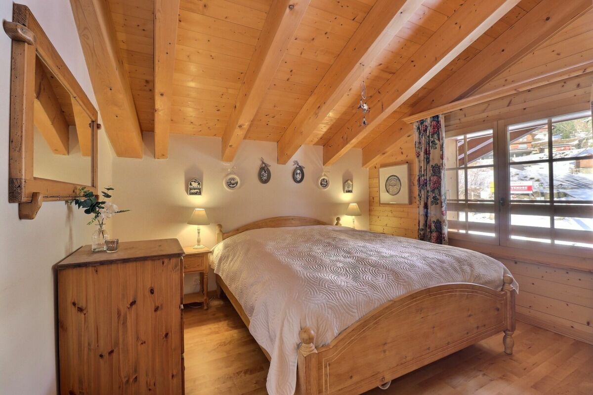 Gemütliches Dachgeschoss-Schlafzimmer mit viel Holz