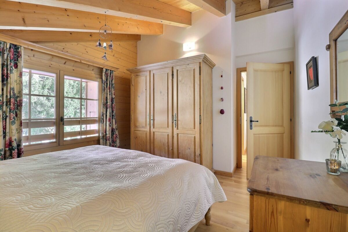 Helles Schlafzimmer mit Holzausbau