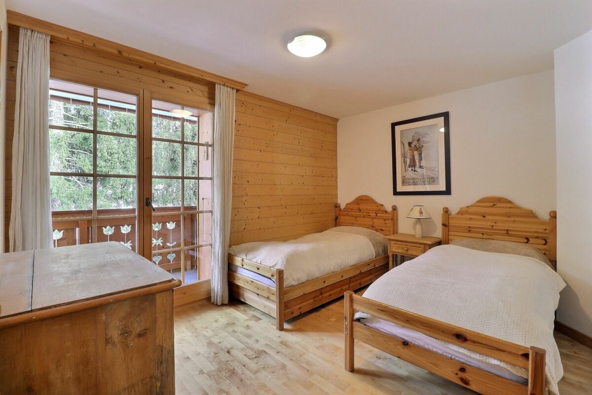 Doppelzimmer mit Holzverkleidung und Balkonblick