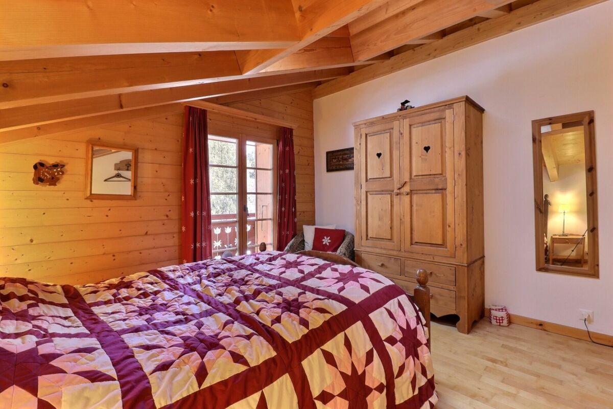 Gemütliches Schlafzimmer im Holzhaus-Stil