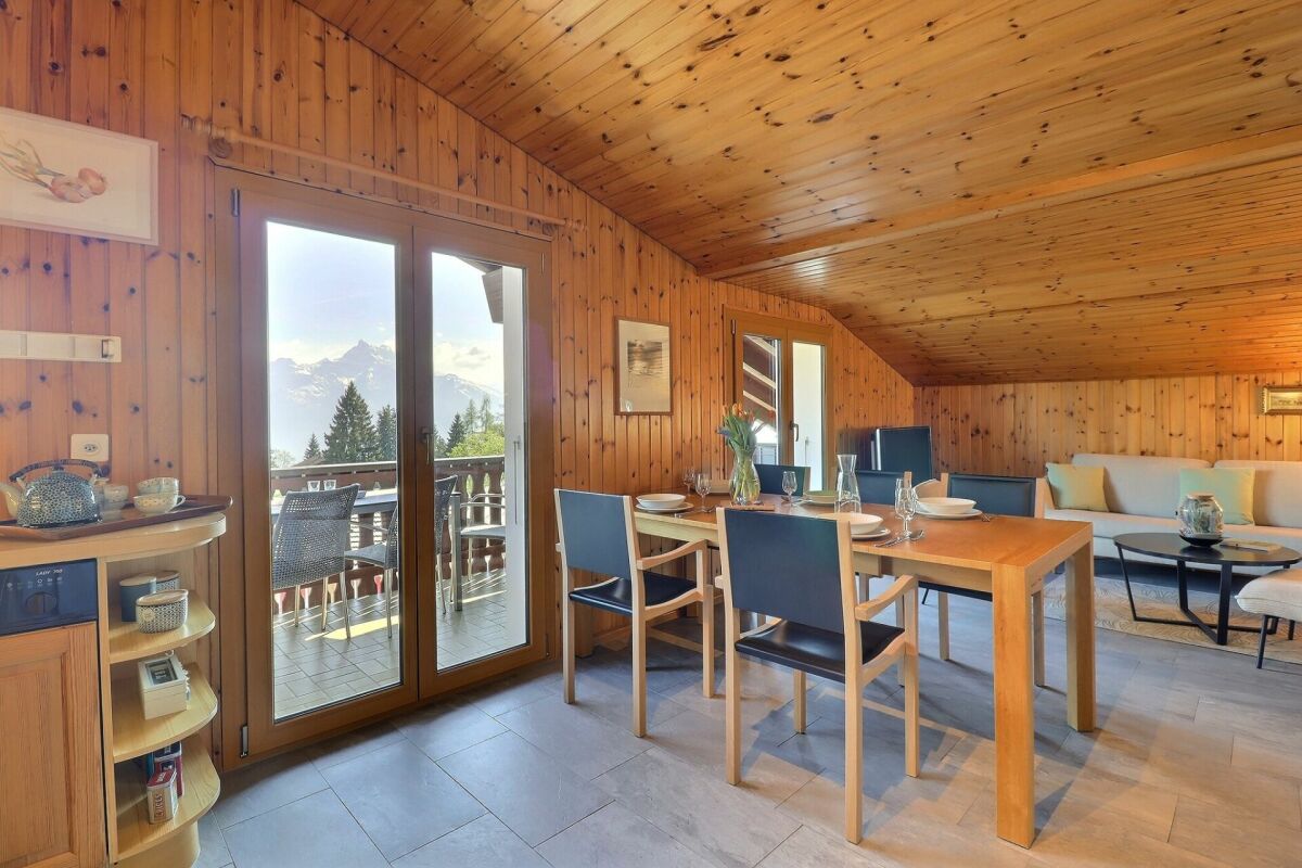 Gemütlicher Dachgeschoss-Wohn- und Essbereich mit Balkon und Bergblick