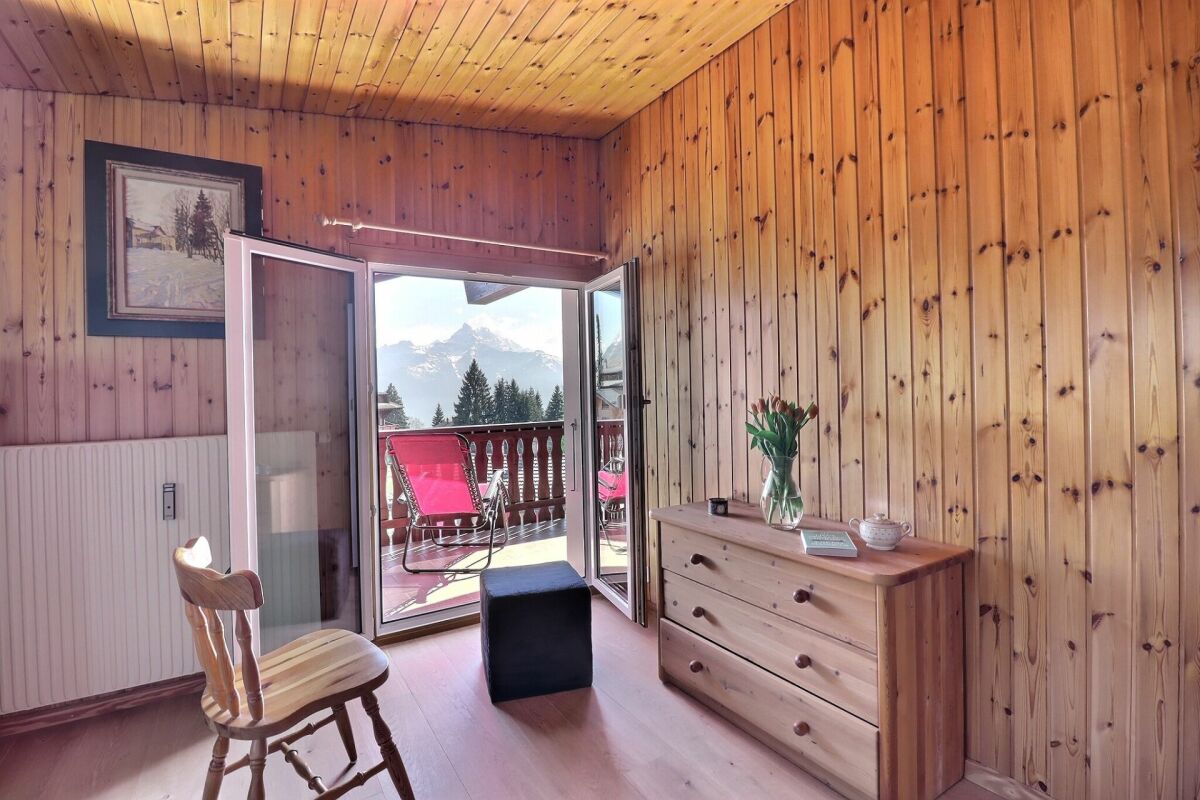 Holzverkleideter Raum mit Balkonblick auf die Berge