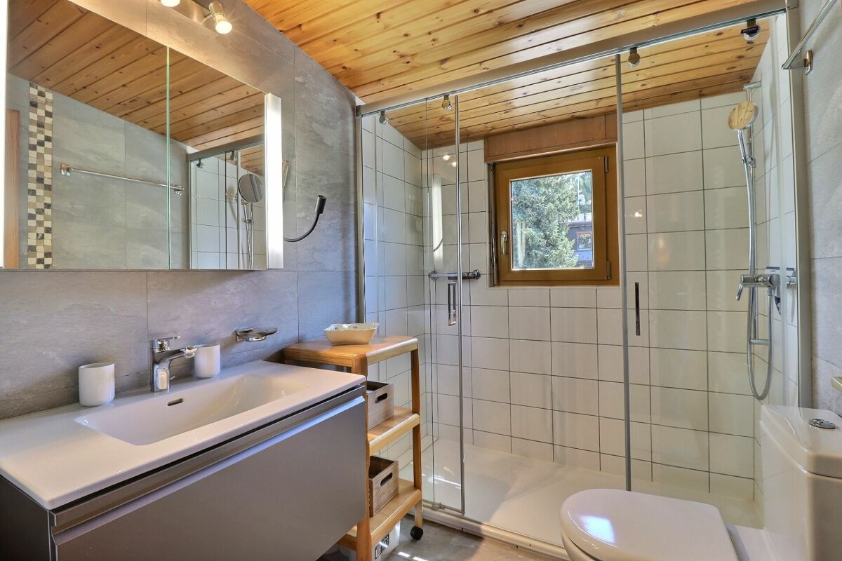 Modernes Badezimmer mit Dusche und Holzdecke