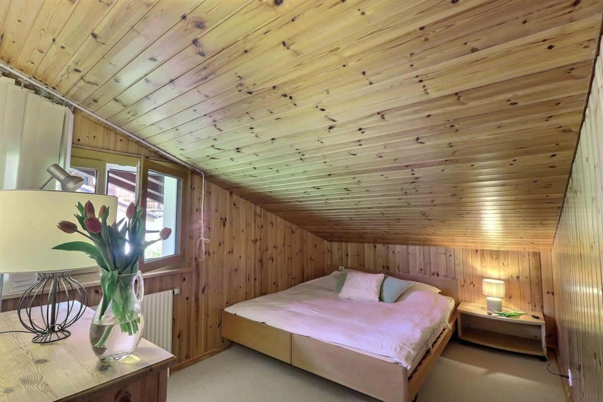 Gemütliches Dachgeschoss-Schlafzimmer mit Holzvertäfelung