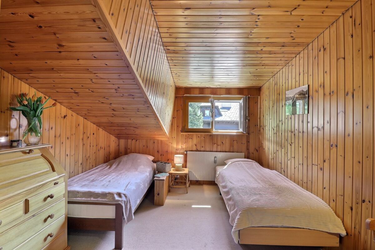 Gemütliches Holzschlafzimmer mit zwei Einzelbetten