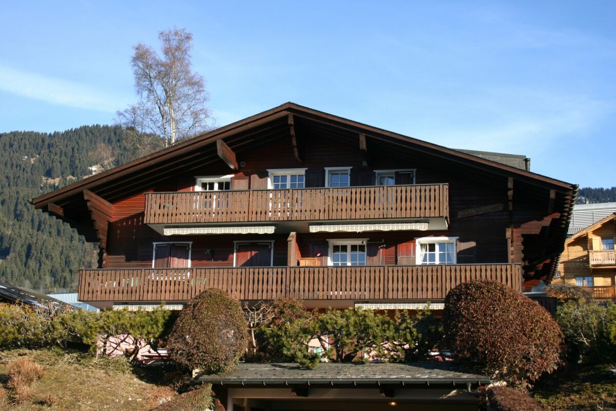 Holzchalet mit Balkonen