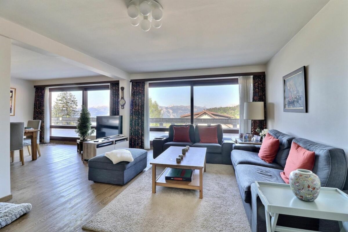 Helles Wohnzimmer mit Panoramablick