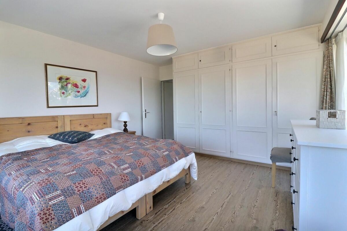 Helles Schlafzimmer mit Einbauschrank