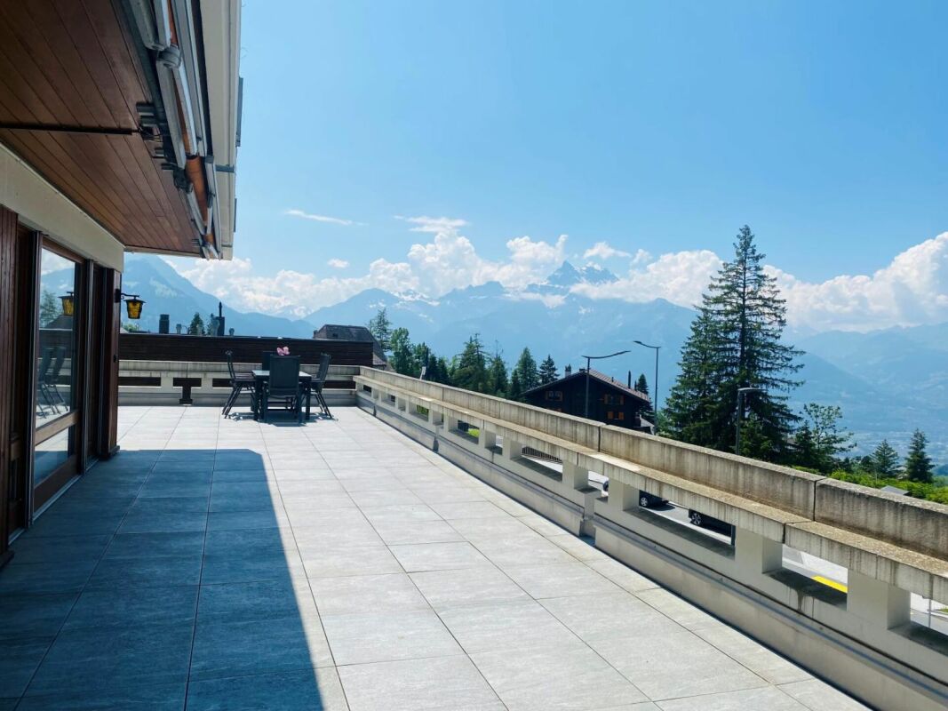 Große Terrasse mit Bergpanorama